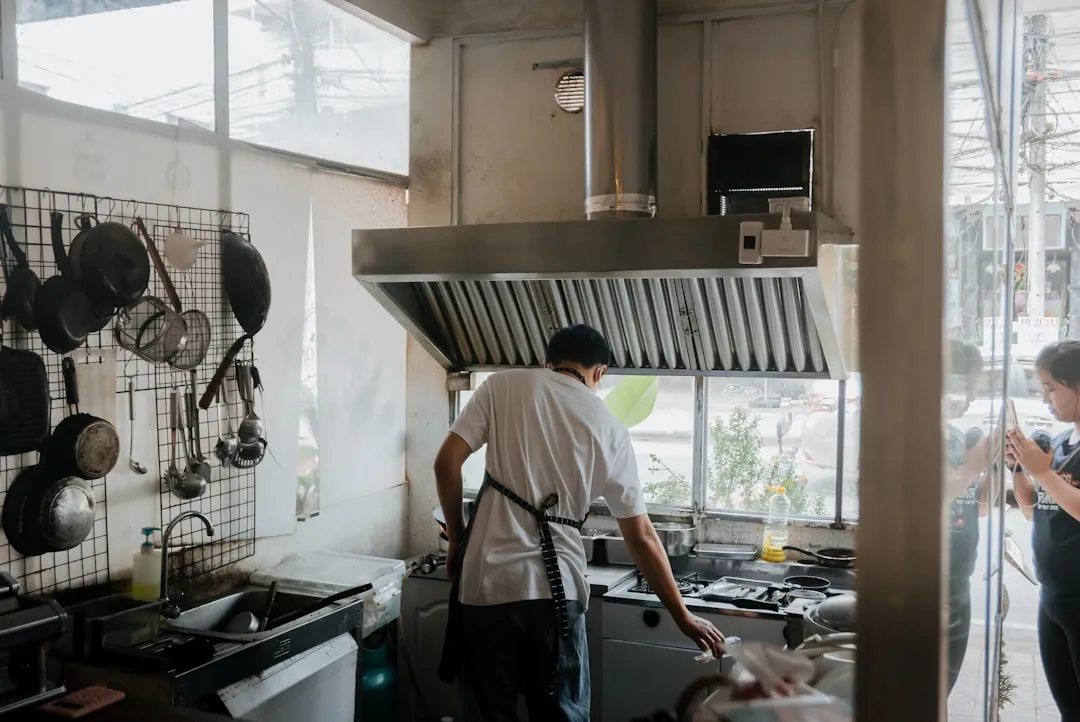 重庆惠佳贝科技油烟机深度清洗技术流程与环保清洗剂应用解析正文配图 2